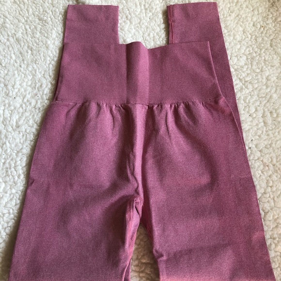 NEW! Baby Pink Contour Seamless Leggings - Picture 3 of 10